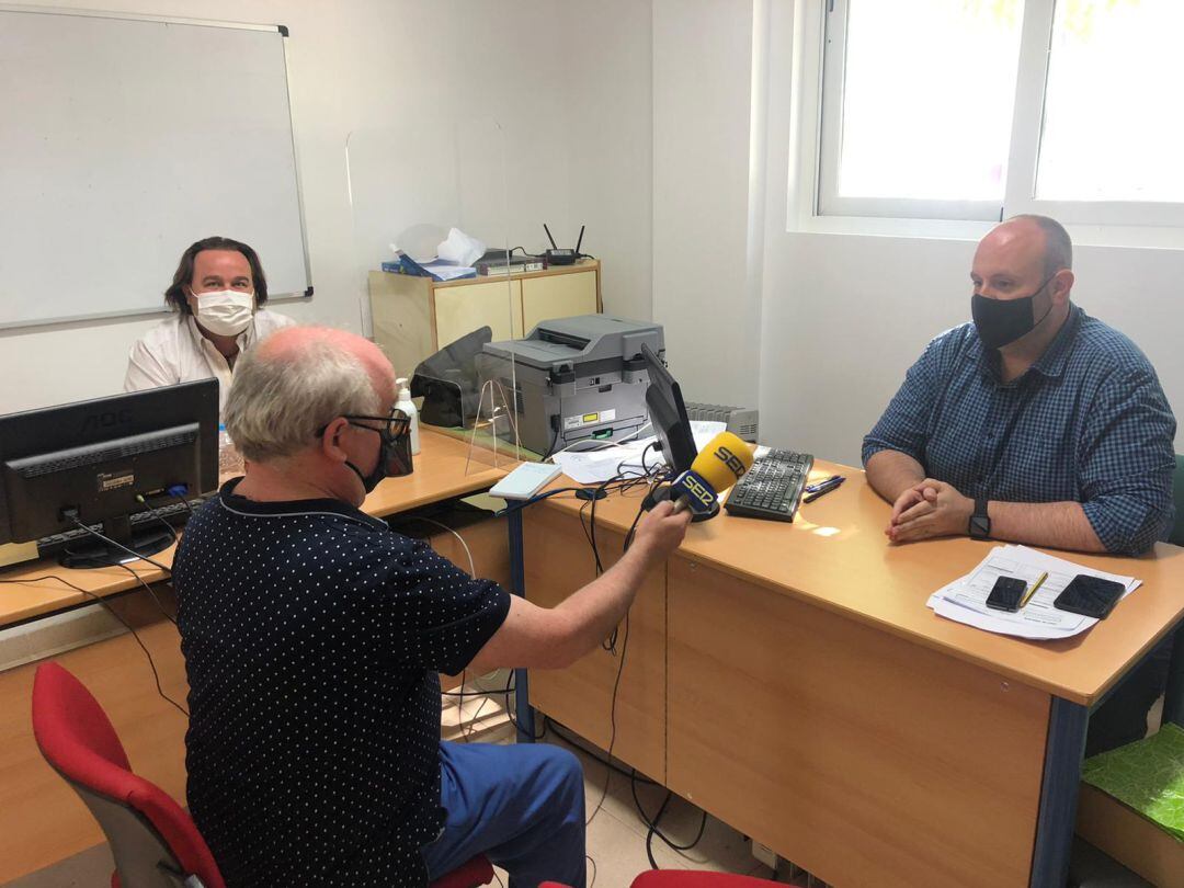 Momento de la entrevista a Manuel Galindo y Andrés Martos, de la Escuela de Adultos Puerta de Mágina