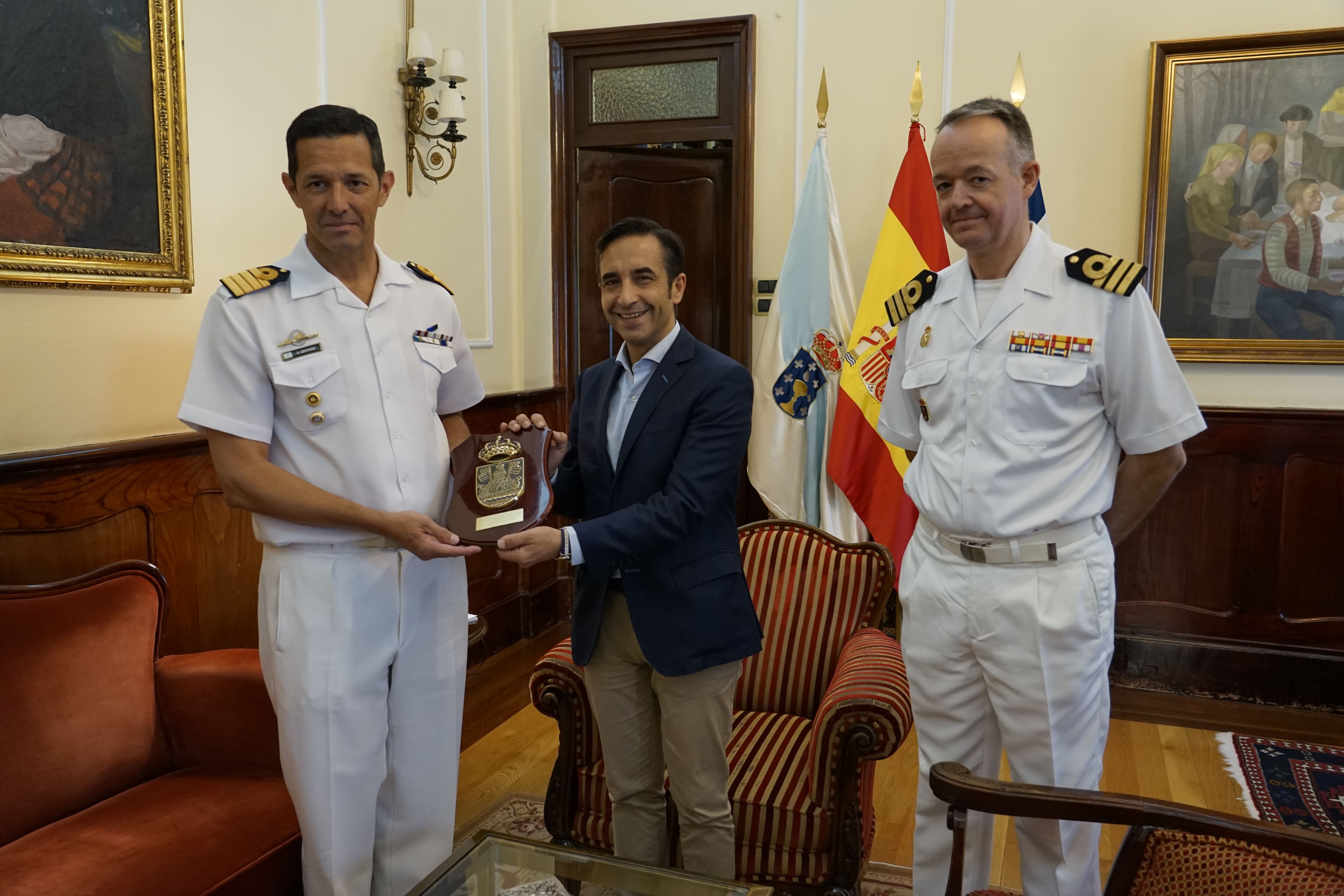 Rey Varela ha recibido al comandante del buque escuela (foto: Concello de Ferrol)