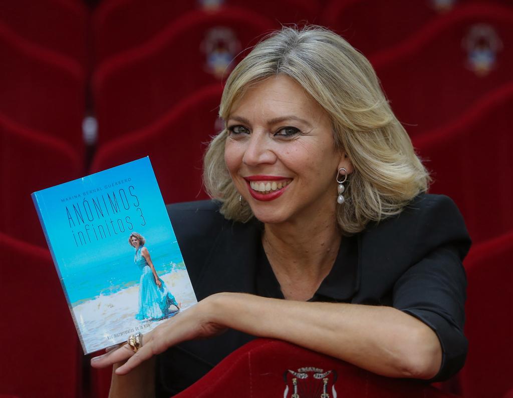 Marina Bernal con su libro &#039;Anónimos Infinitos&#039; 3