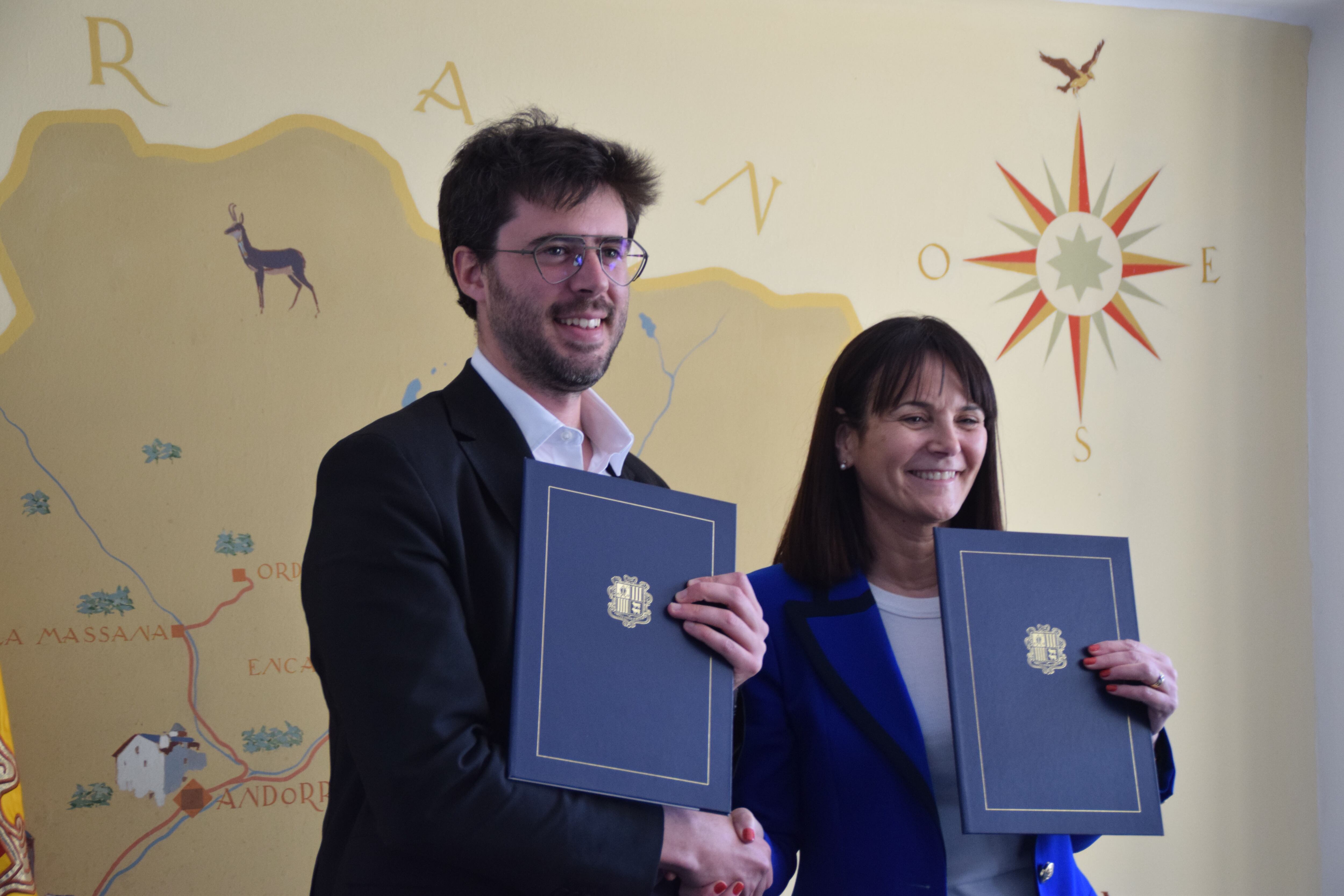 El cònsol de Sant Julià de Lòria, Cerni Cairat, la ministra de Cultura, Mònica Bonell, signant el conveni de cessió de l'edifici CATSA