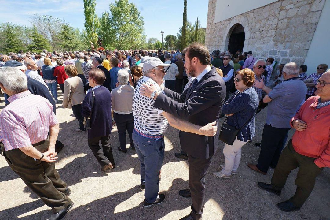 El alcalde se saluda con un vecino en San Isidro, donde coincidieron varios candidatos 