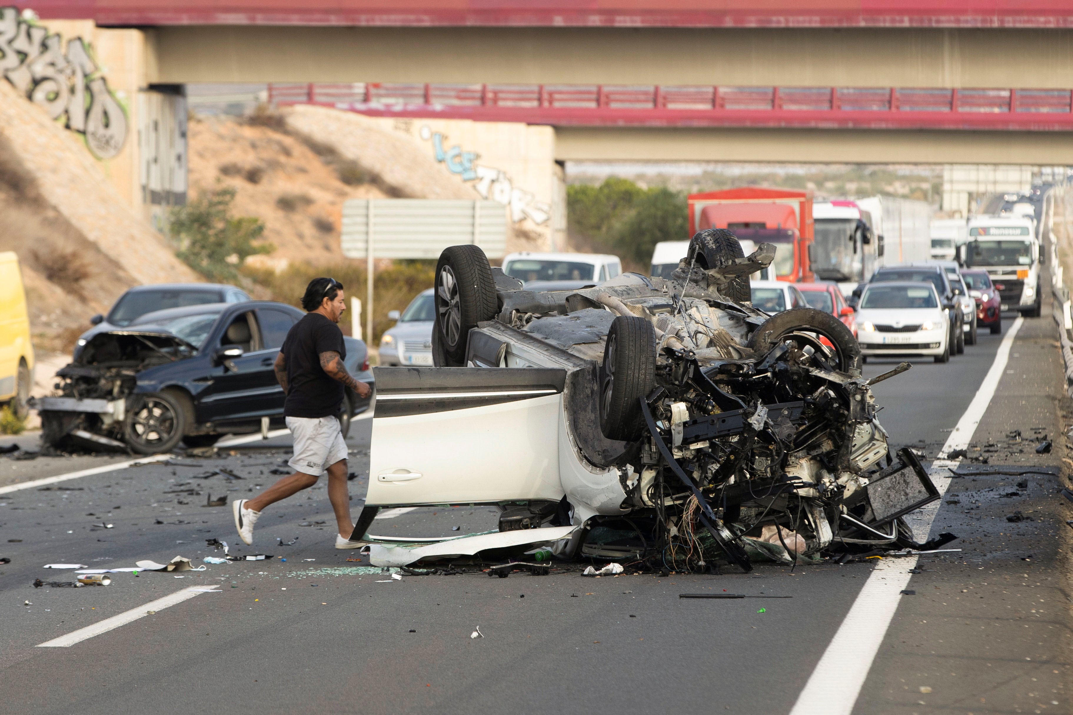 Accidente de tráfico en el que se han visto involucrados dos coches, este martes en la Autoría A-30 en dirección a Cartagena, a la altura de la salida del aeropuerto de Corvera.