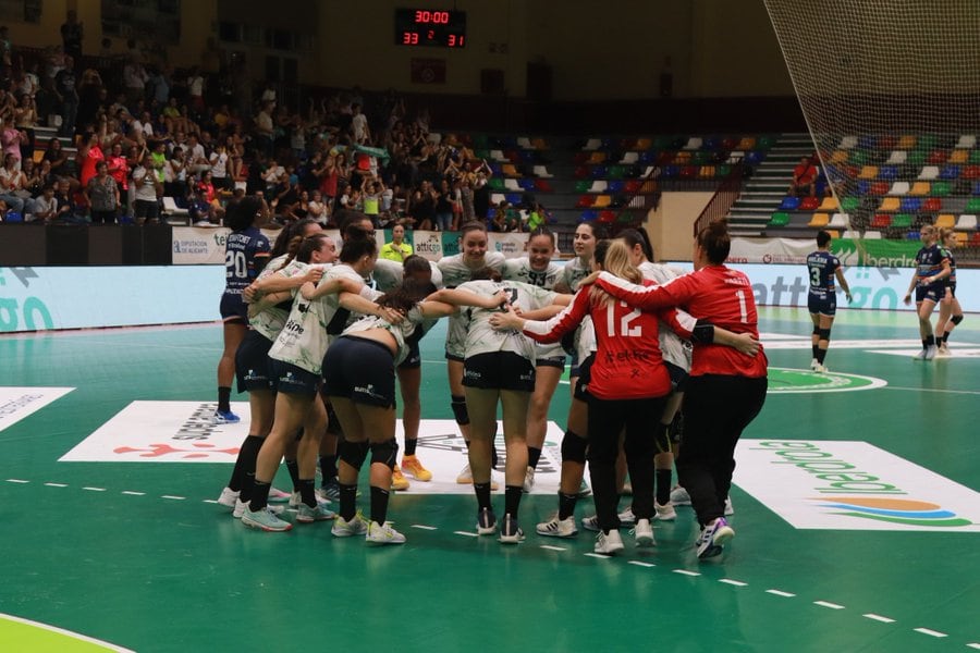 Las jugadoras del Elche Atticgo celebran su victoria ante el Bera Bera