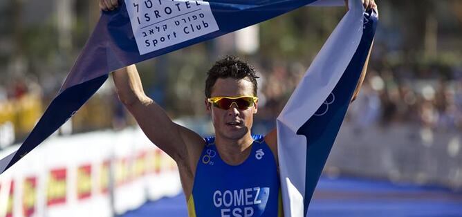 El triatleta español Javier Gómez Noya celebra su victoria en la línea de meta durante el Campeonato de Europa de Triatlón celebrado en Eilat (Israel)