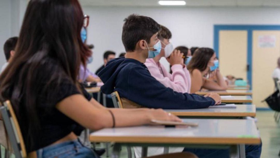 Alumnos con mascarilla en clase