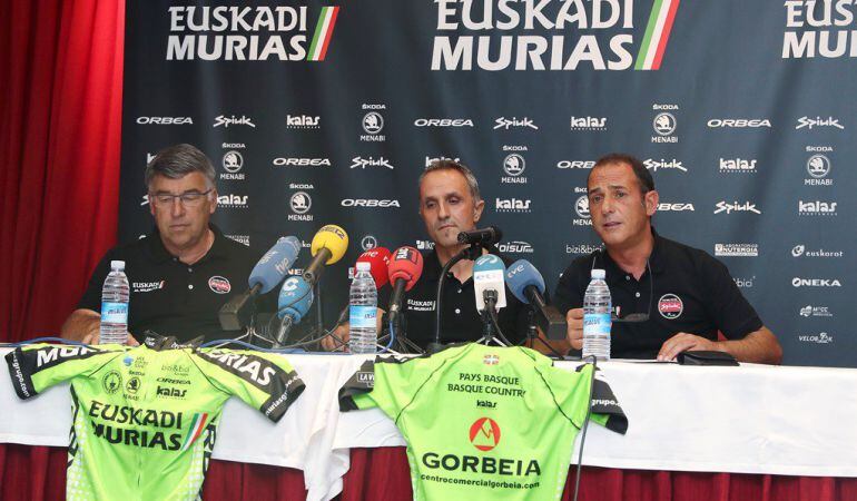 Rueda de prensa del equipo ciclista.