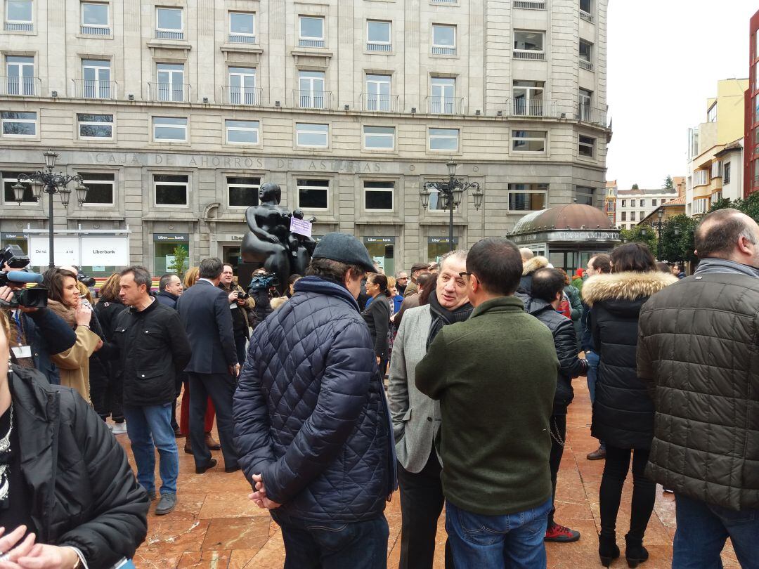 Diputados, funcionarios y periodistas permanecen en la plaza de la Escandalera de Oviedo tras el desalojo de la Junta General del Principado por un simulacro de emergencia