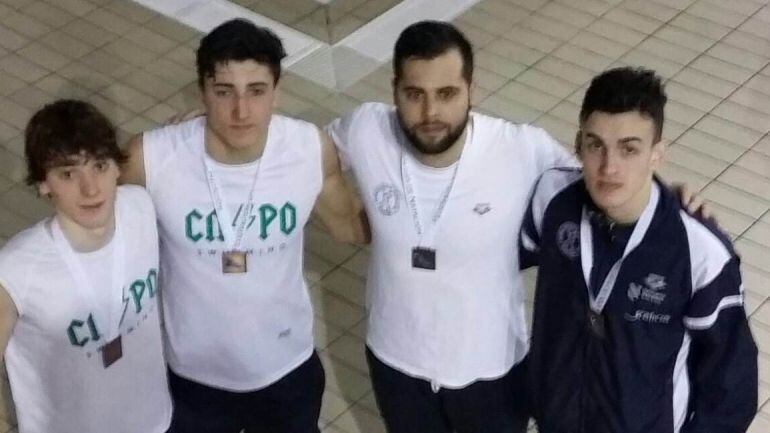 Nadadores y entrenador del Club Natación Pabellón Ourense, en el campeonato gallego absoluto en Pontevedra