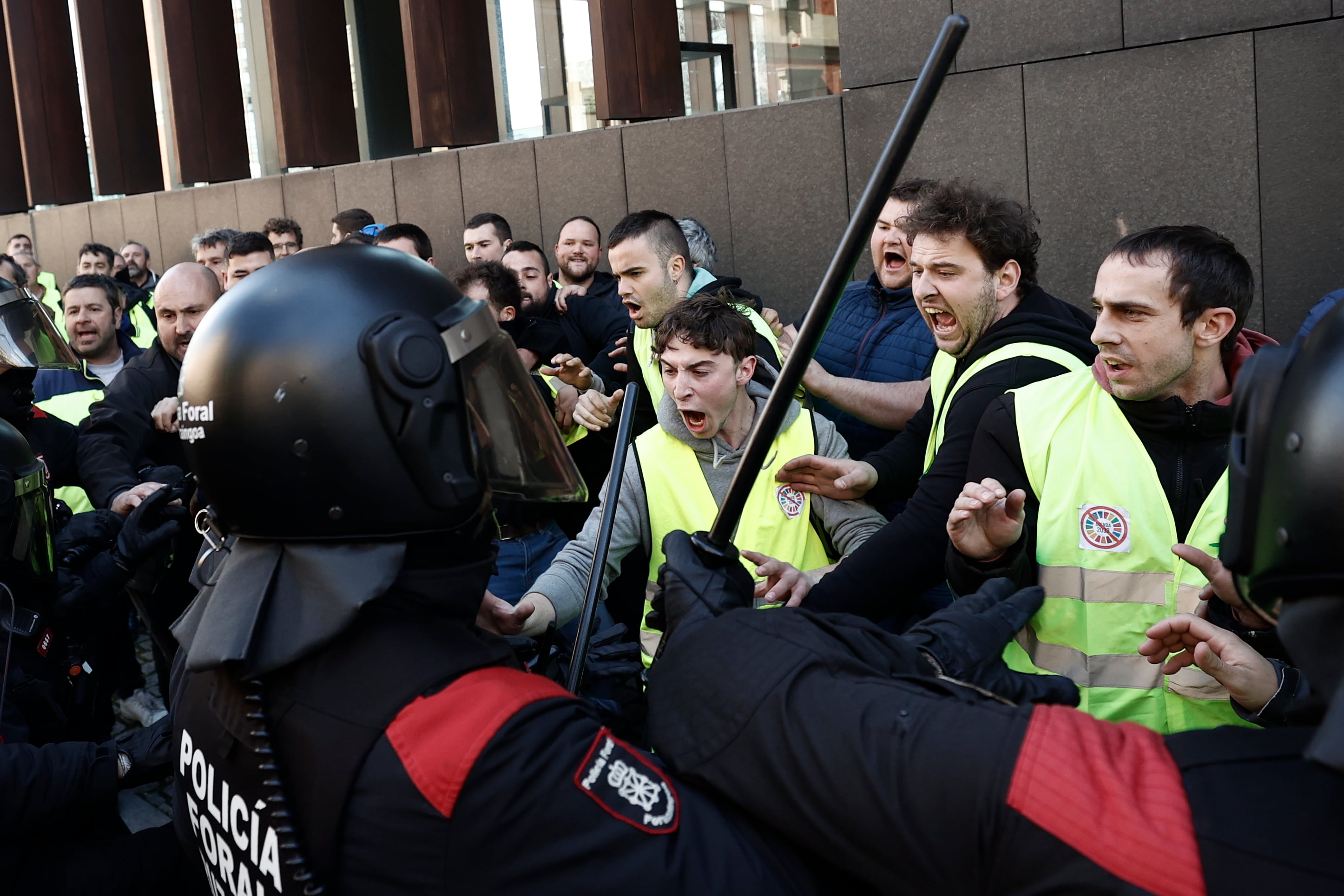 Algunos de los agricultores que desde primeras horas del pasado jueves se concentraron en el Parlamento de Navarra.