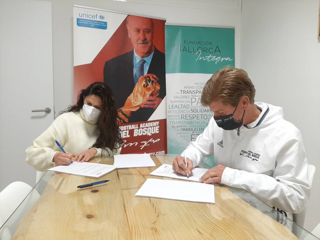 Pau Albertí, director de V.B Football Academy y Aurora Sampol en representación de la Fundación Mallorca Integra formalizan este acuerdo.