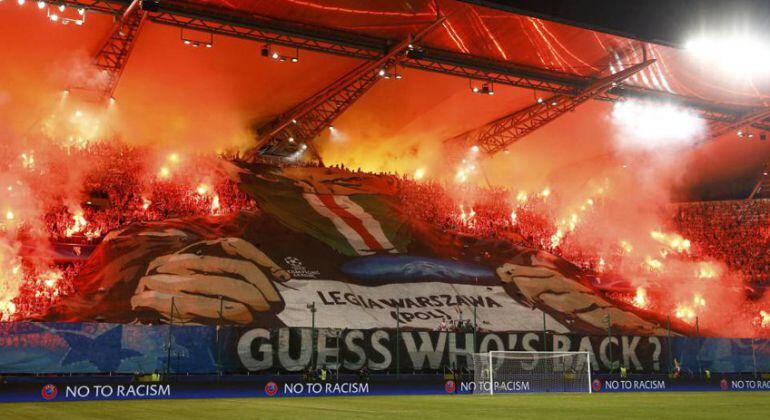 Aficionados del Legia en su estadio en el primer partido de Champions frente al Borussia de Dortmund.