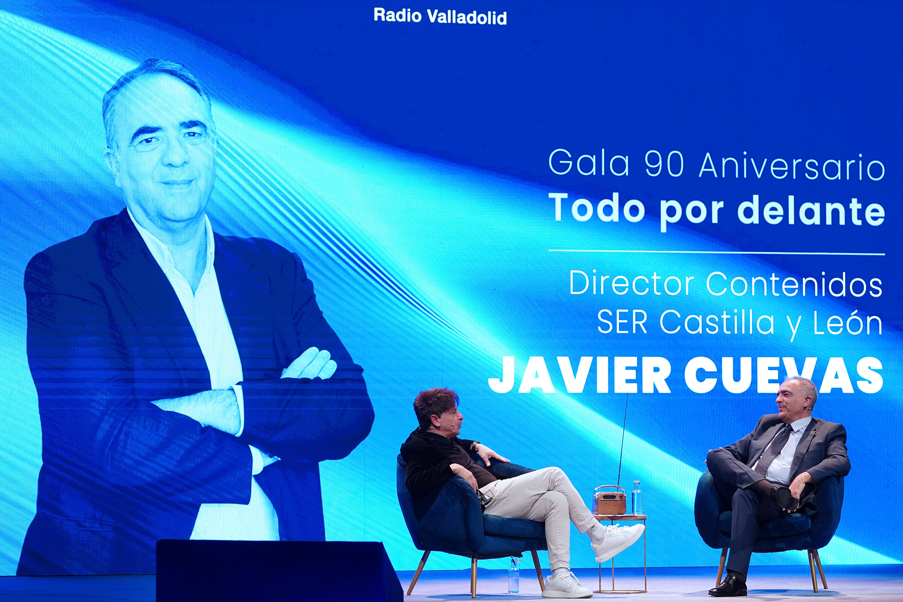 Juan Carlos Ortega, presentador de la gala y Javier Cuevas, director de Contenidos de la Cadena SER de Castilla y León, durante su charla en el Teatro Calderón