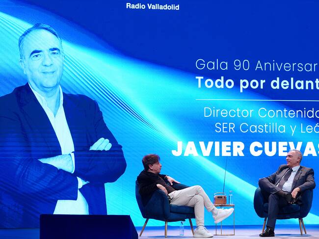 Juan Carlos Ortega, presentador de la gala y Javier Cuevas, director de Contenidos de la Cadena SER de Castilla y León, durante su charla en el Teatro Calderón