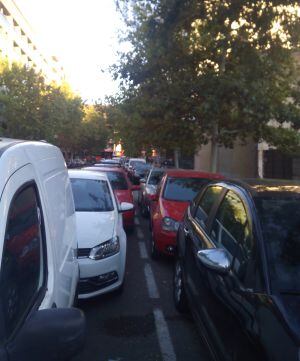 Coches aparcados en doble fila el día de un partido