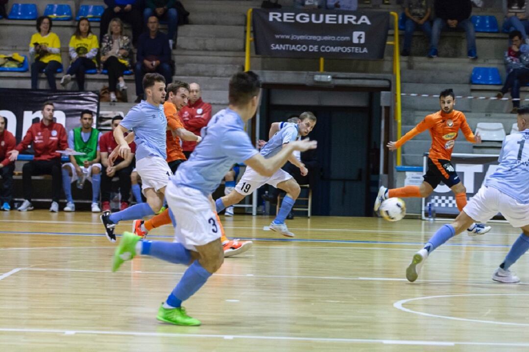 Imagen del partido disputado por el Santiago Futsal ante Burela en Santa Isabel