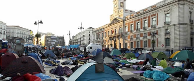 Desde el pasado 15 de mayo decenas de jóvenes duermen en la madrileña Puerta del Sol