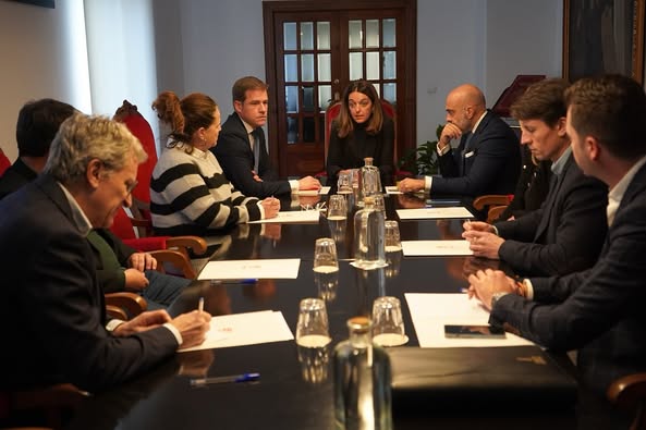 Reunión en el Ayuntamiento de Xàtiva de la consellera de justicia Nuria Martínez