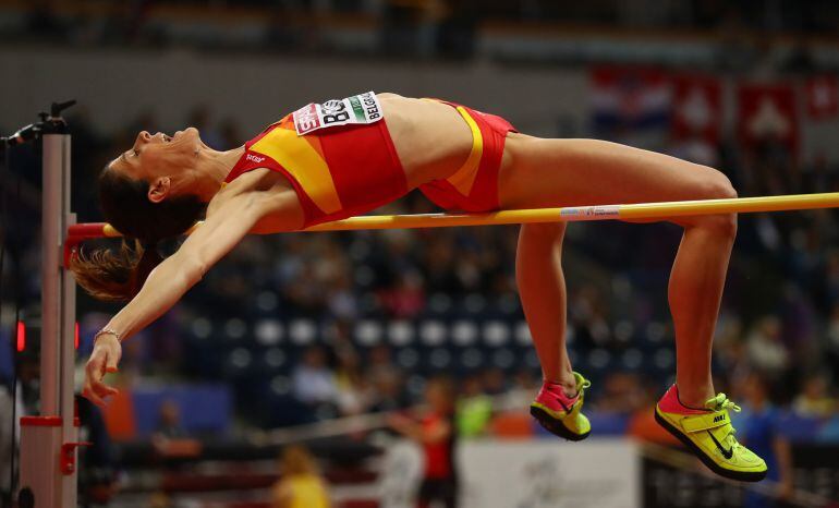 Ruth Beitia supera la barra en uno de sus saltos en Belgrado