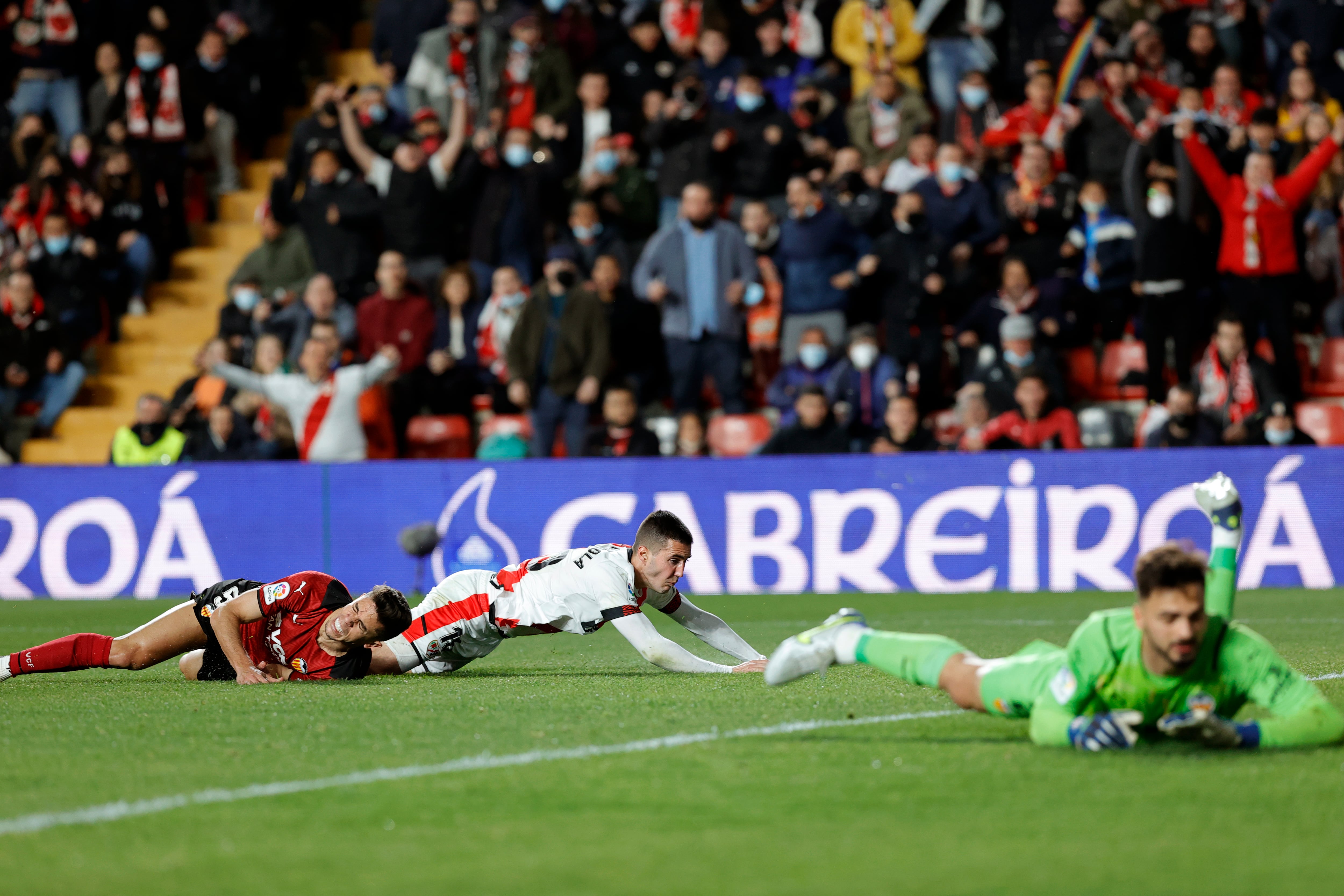 MADRID, 11/04/2022.- El delantero del Rayo Vallecano Sergi Guardiola (c) marca ante el Valencia, durante el partido de Liga en Primera División disputado este lunes en el estadio de Vallecas, en Madrid.