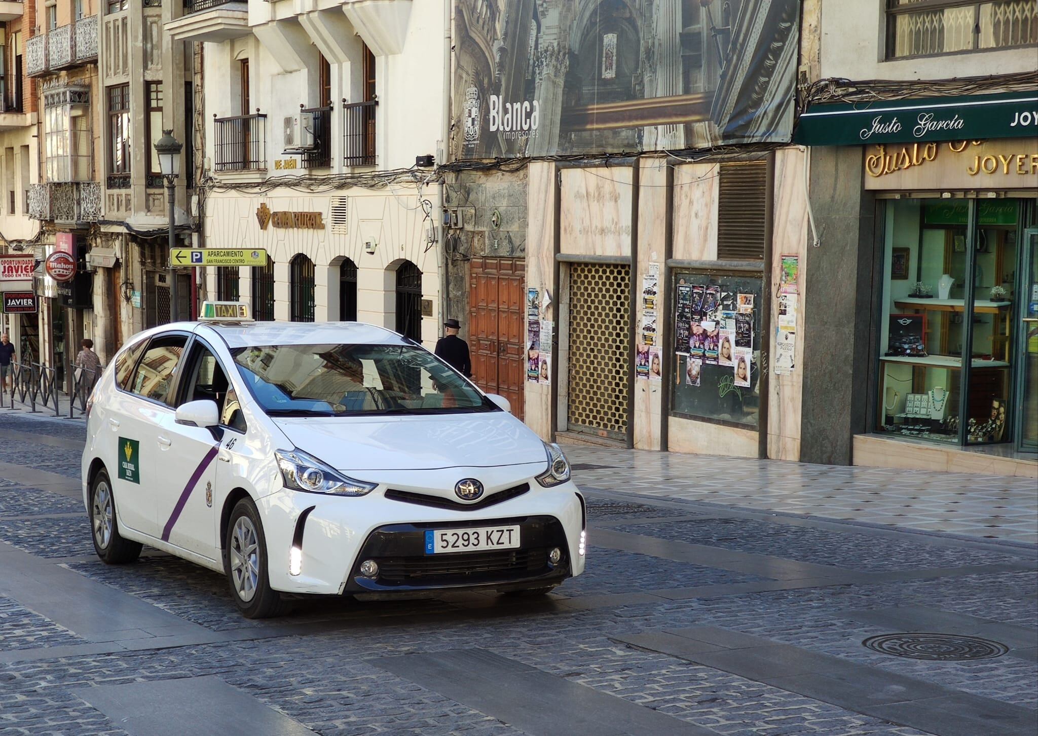 Un taxi circula por el centro de Jaén capital en un día soleado