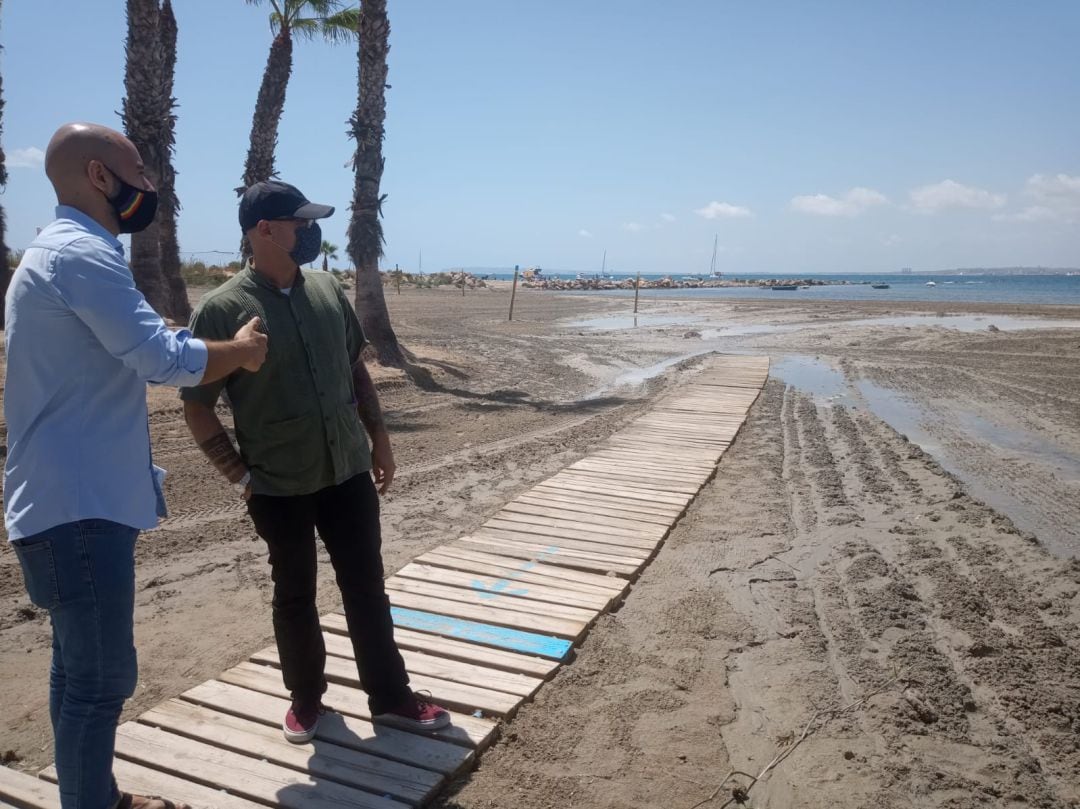 El diputado Guijarro durante su visita a la playa de la Almadraba