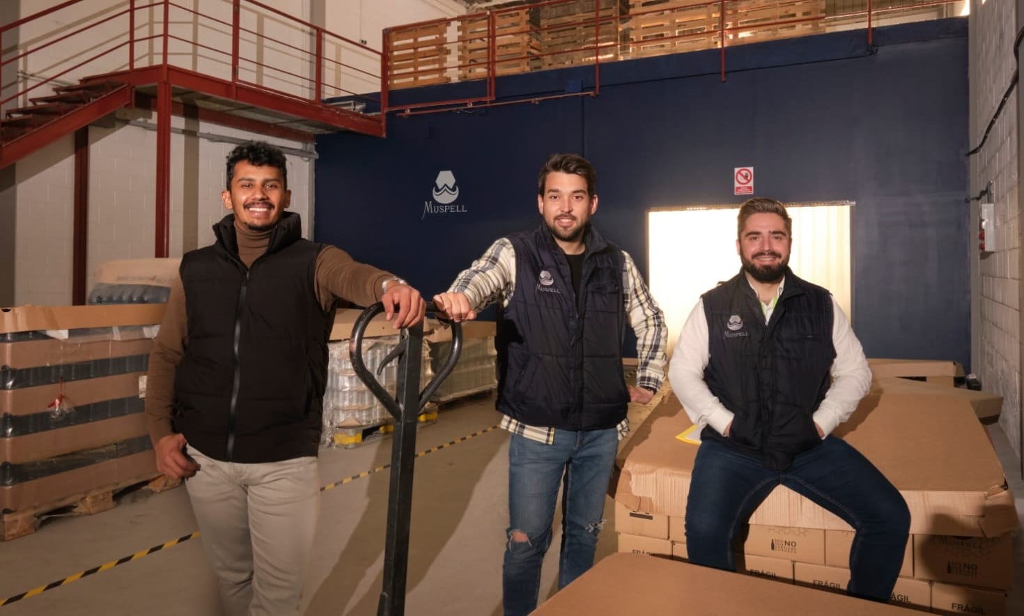 Los creadores de la marca de bebidas Muspell, en su empresa del Polígono Campo Alto de Elda.