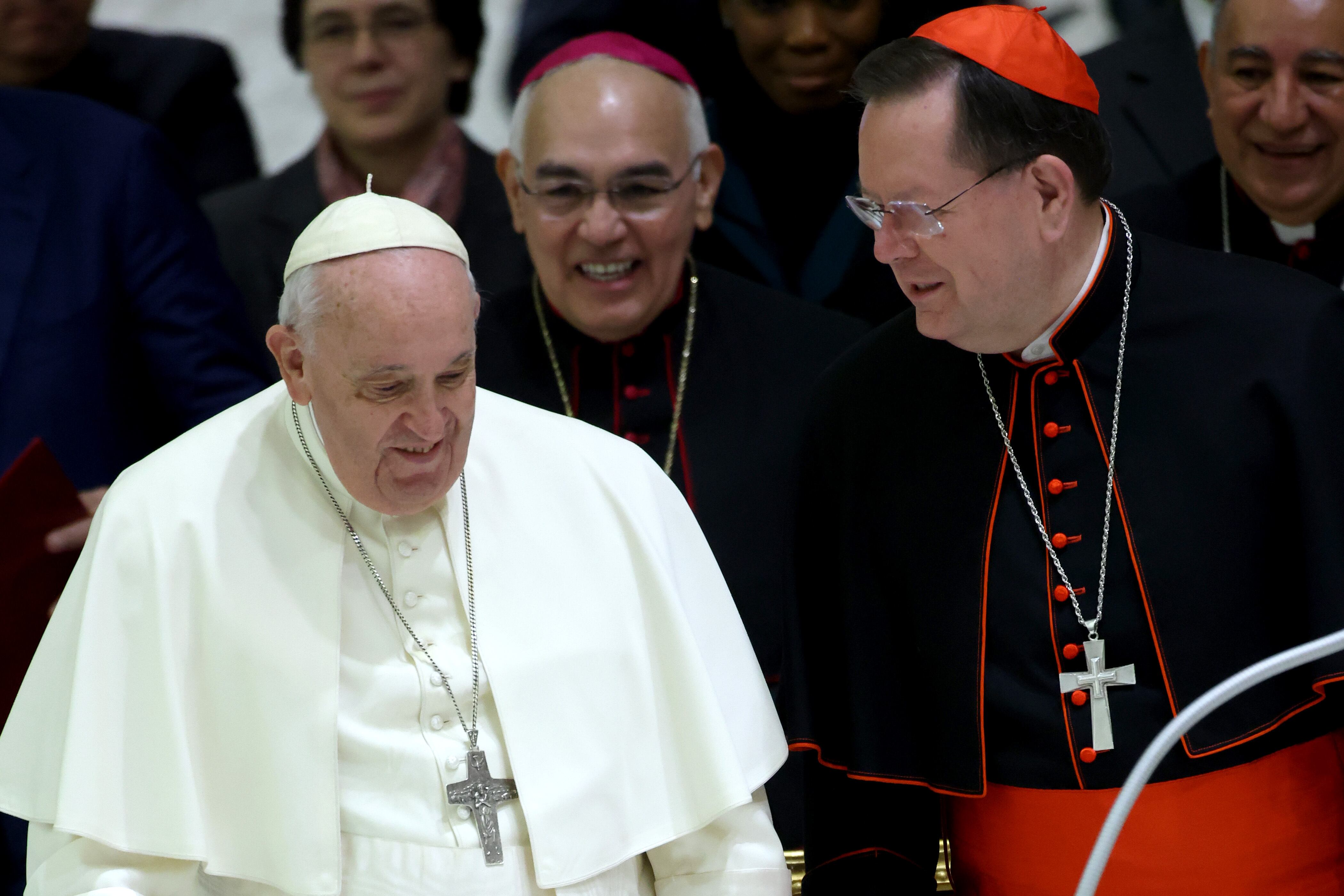 El cardenal Lacroix junto al papa Francisco en una audiencia en el Vaticano en 2023