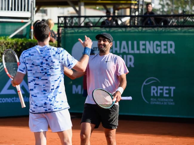 Sebastian Ofner i Benjamin Hassan es feliciten després de guanyar la final de dobles del Menorca ATP Challenger.