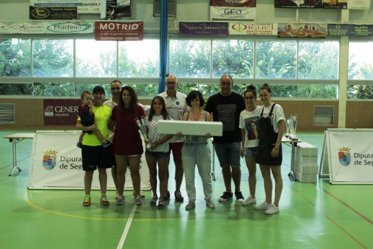 El vicepresidente de la Diputación Miguel Ángel de Vicente presidió el acto de entrega de los premios. En la imagen el equipo de fútbol sala de Collado Hermoso recibe el premio en la categoría femenina