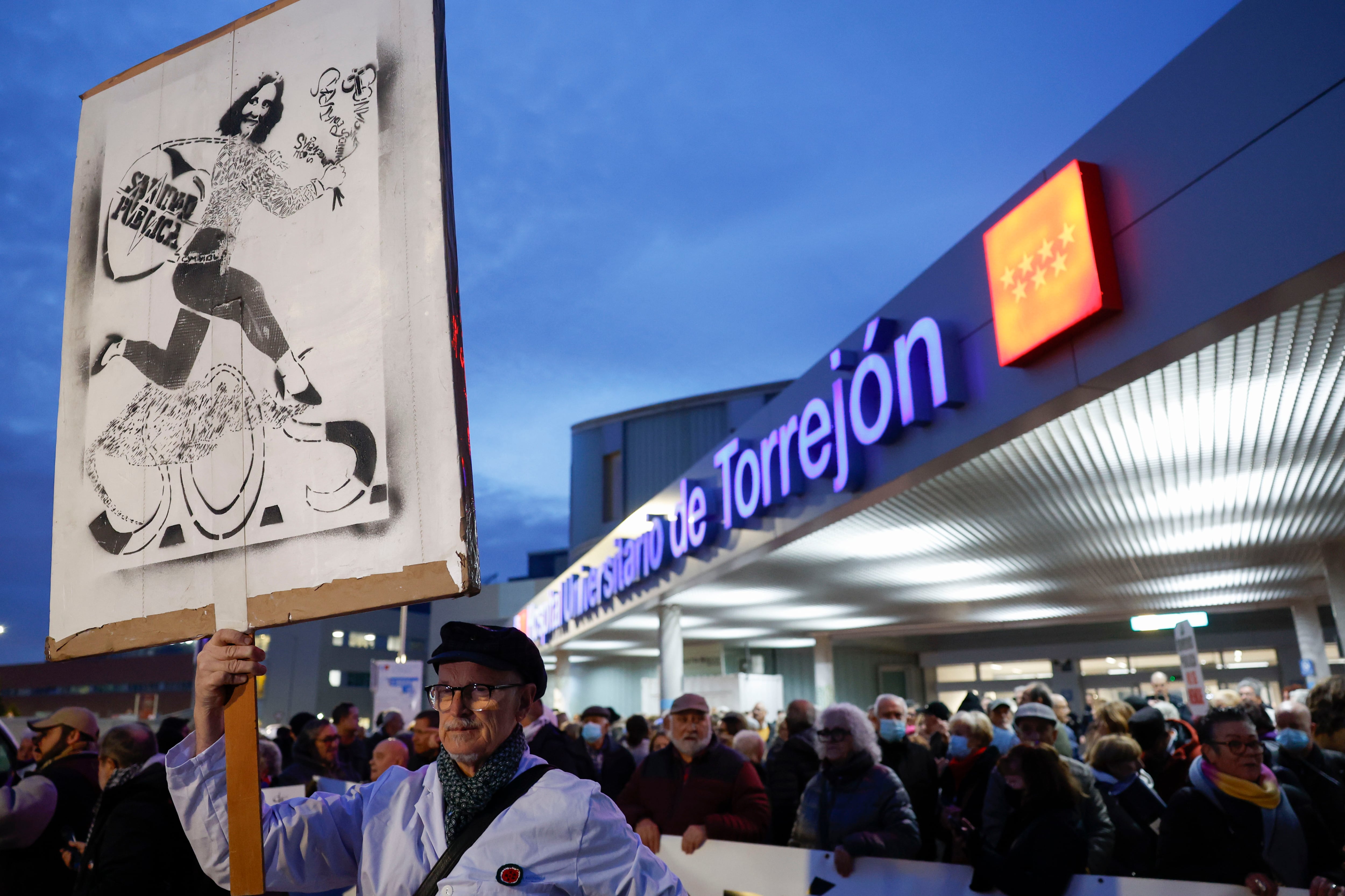 Varias personas participan en una concentración convocada en el Hospital Universitario de Torrejón