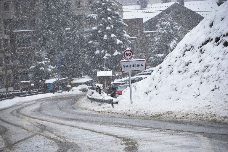 Nevada caída este miércoles en Baqueira (Lleida), cuya estación de esquí, abrirá este sábado sus instalaciones con abundantes espesores de nieve.