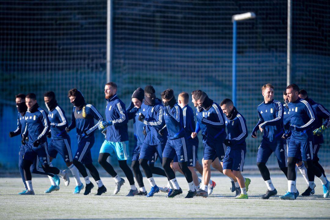 Varios futbolistas del Oviedo realizan carrera continua