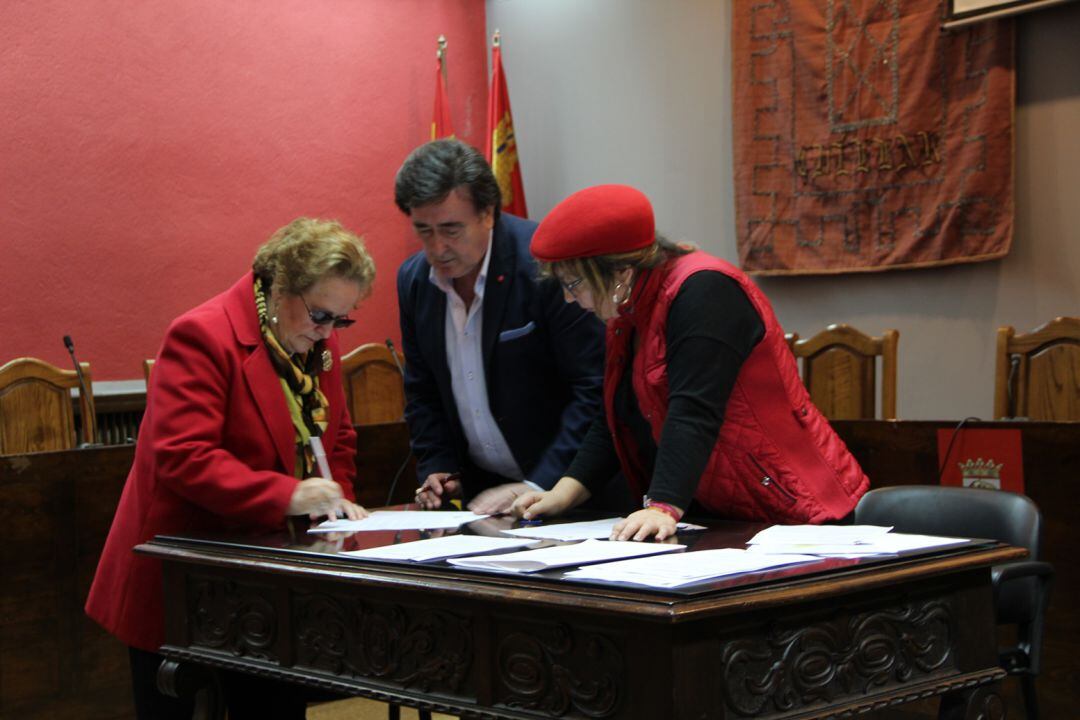 La presidenta de la Asociación Salud Mental Amanecer, Rosario Martín, firma el convenio de cesión de una de las aulas del Centro Cultural Santa Clara de Cuéllar.