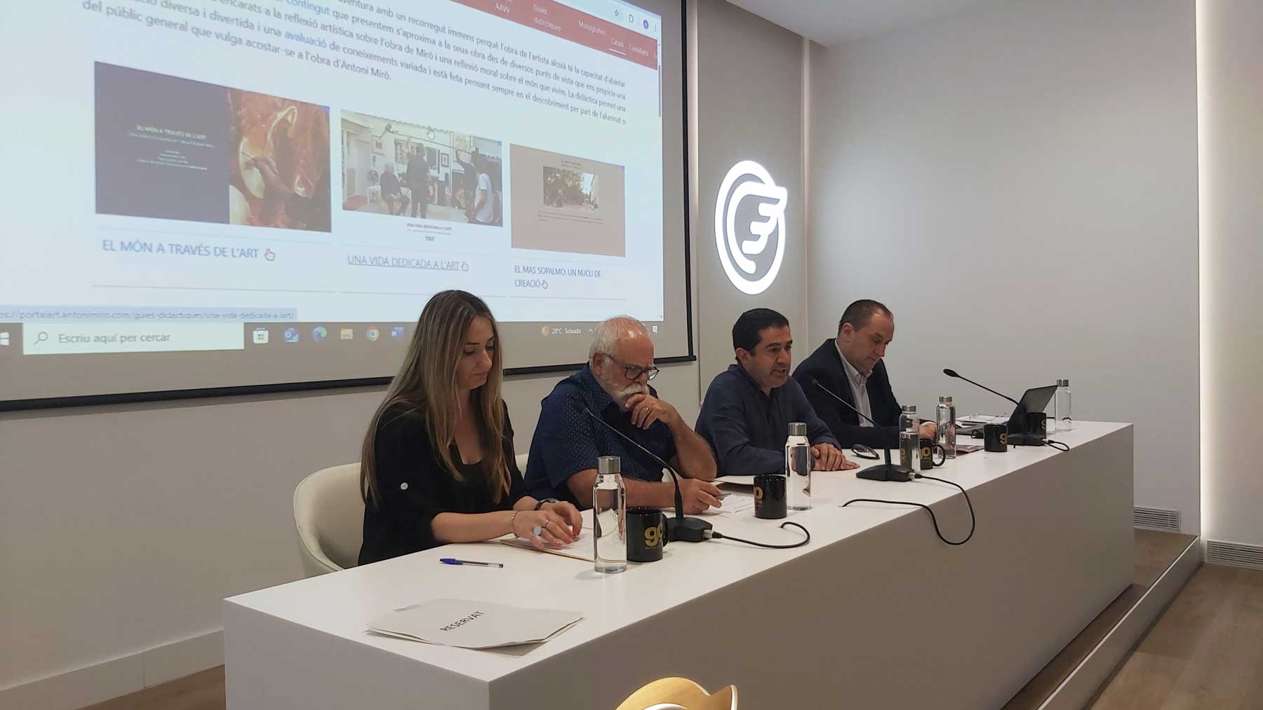 Un instant de la intervenció de l'alcalde d'Alcoi, Toni Francés, en la presentació de la guia didàctica d'Antoni Miró