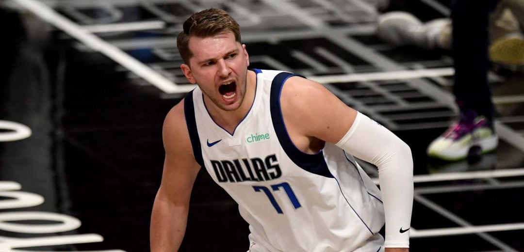 Luka Doncic festeja una canasta ante los Mavericks