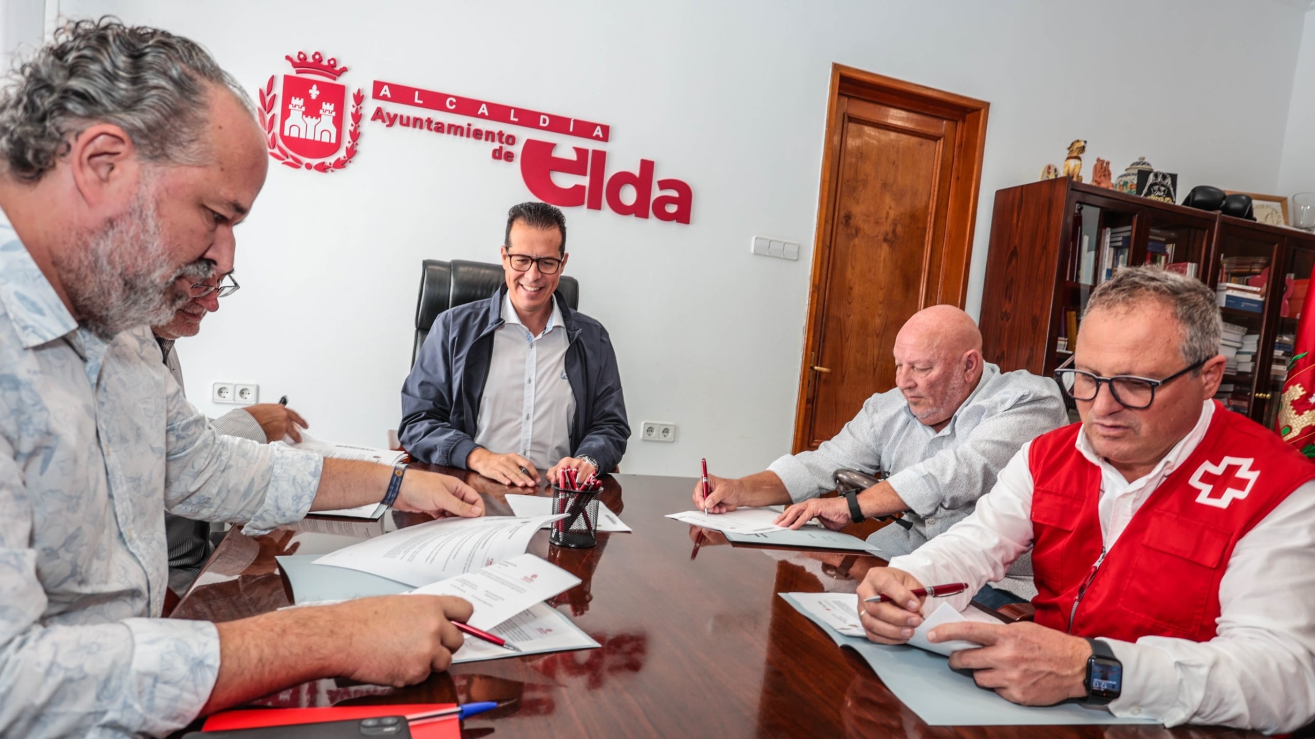 Firma de los convenios de colaboración del Ayuntamiento de Elda con las entidades locales