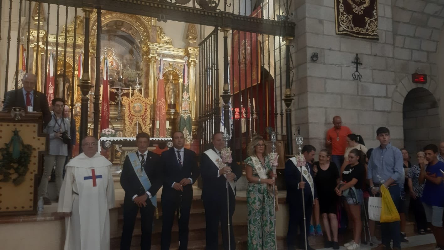 Autoridades presidiendo la recepción de la Cofradía Matriz.