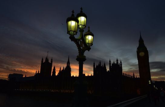 El Big Ben and y el Palacio de Westminster de Londres al atardecer