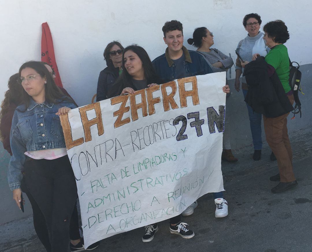 Alumnos del IES La Zafra de Motril protestan contra los recortes en educación