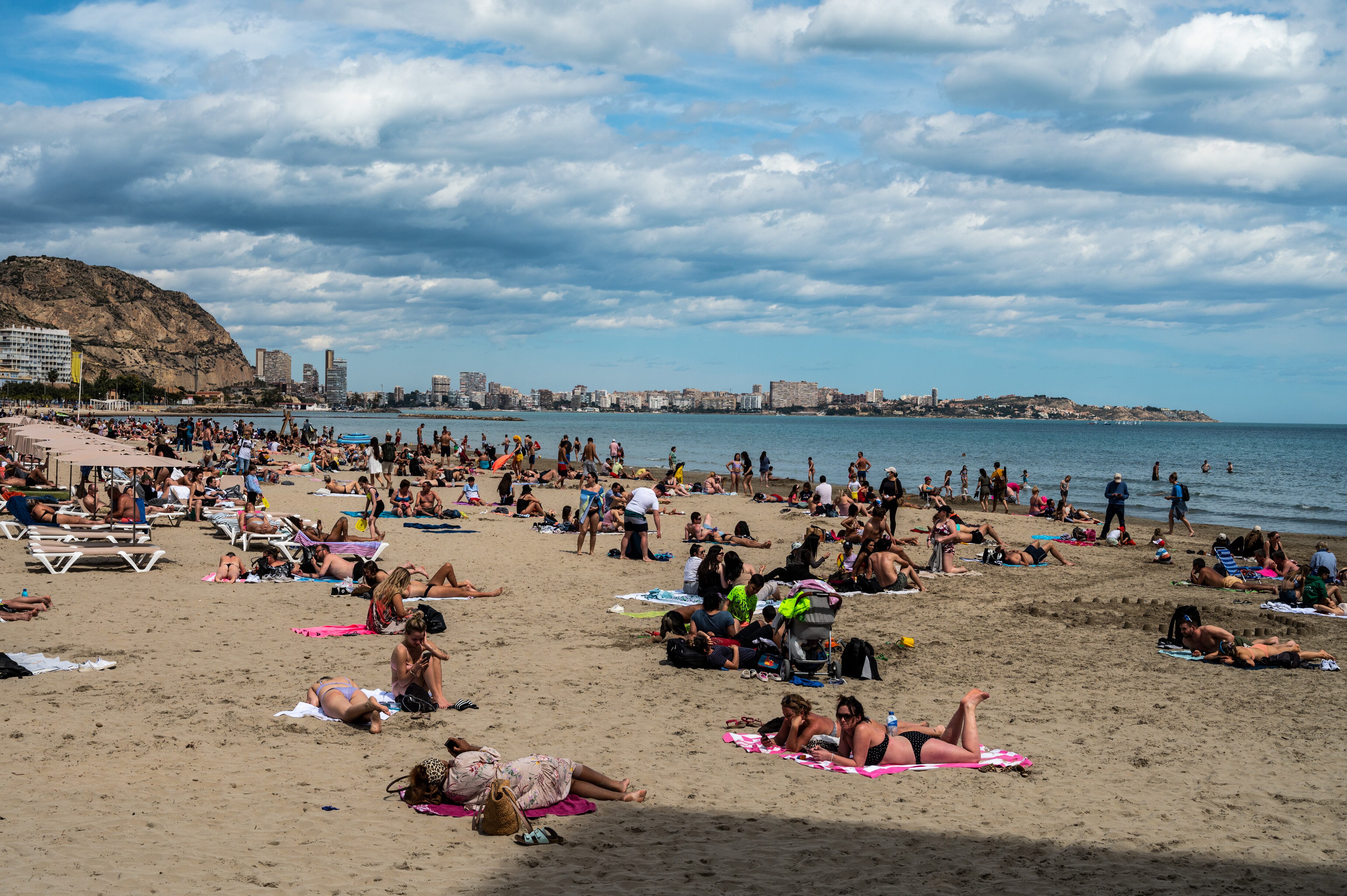 Imagen de archivo de la playa de El Postiguet, en Alicante.