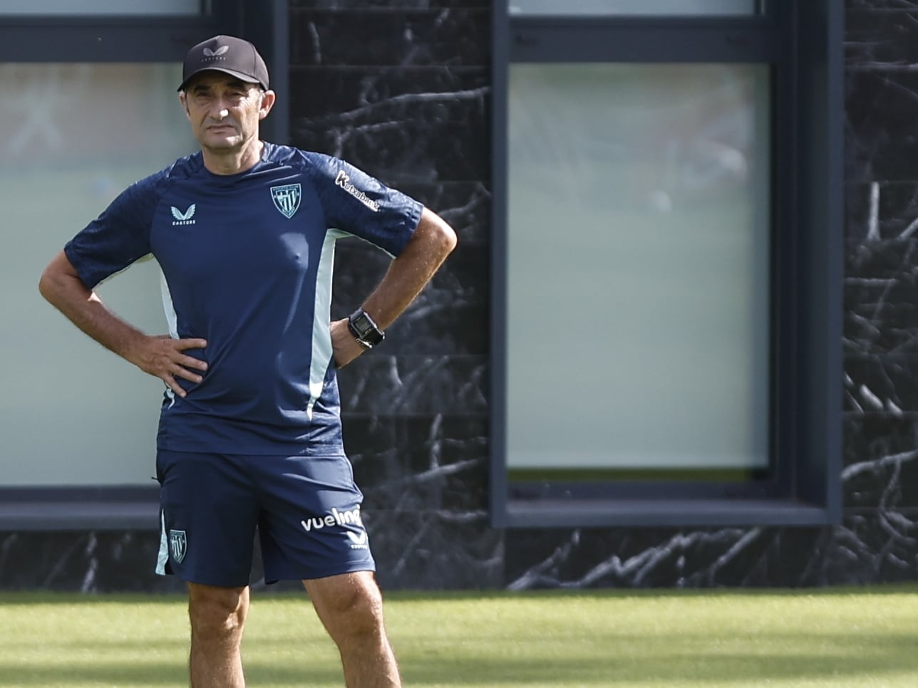 LEZAMA (BIZKAIA)., 03/09/2025.- El técnico del Athletic de Bilbao, Ernesto Valverde, supervisa el entrenamiento con el que el conjunto rojiblanco ha preparado este miércoles la final de la Euskal Herria Txapela, en la que se mide el jueves a Osasuna en Lasesarre (Barakaldo). EFE/ Miguel Toña
