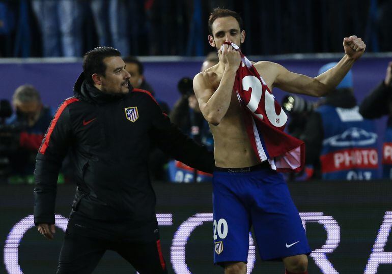 Juanfran celebra el gol de la victoria del Atlético