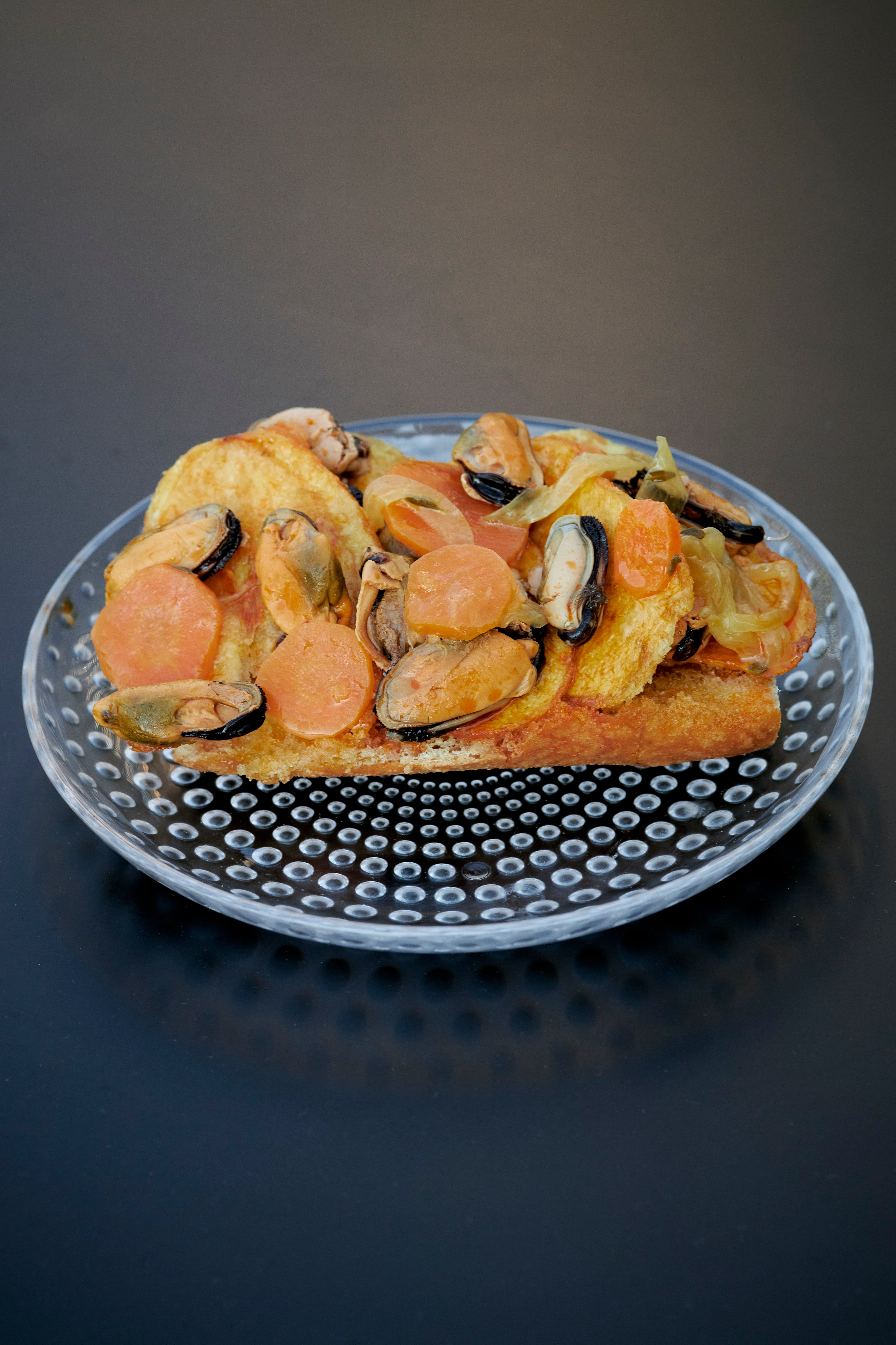 Bocadillo de mejillones con patatas chips.