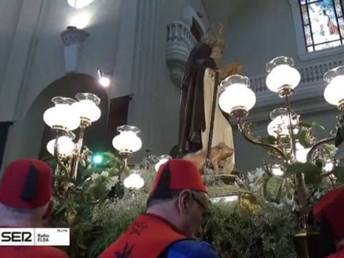 San Antón ya preside el altar mayor de la Iglesia de Santa Ana