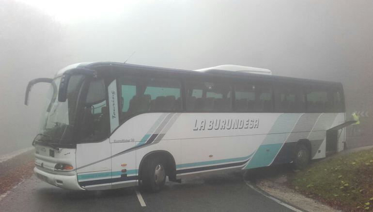 Autobús cruzado en la calzada en un momento de poca visibilidad