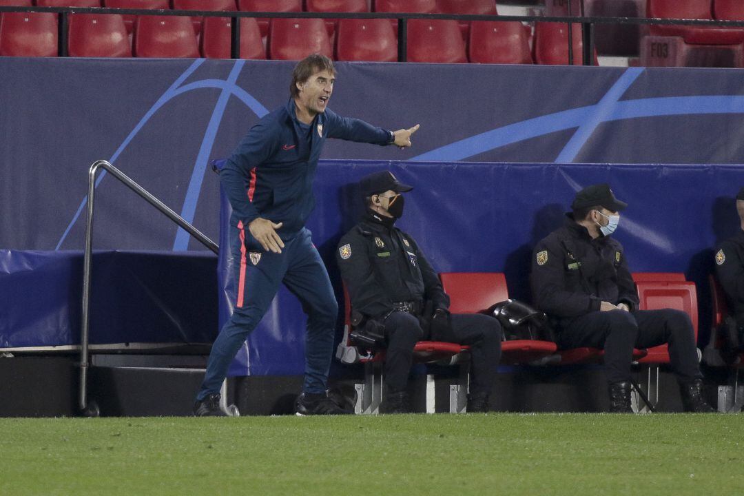 Julen Lopetegui da instrucciones durante el encuentro frente al Chelsea.