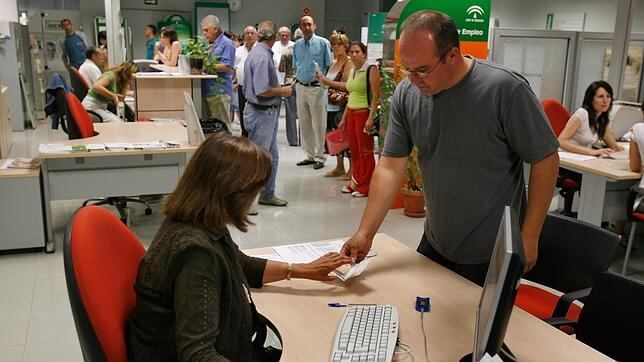 Un desempleado sellando el paro