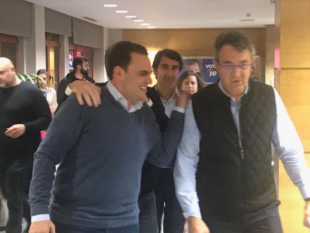 El presidente del PP Juan Martínez Majo y el ya ex secretario general del partido durante la pasada noche electoral 