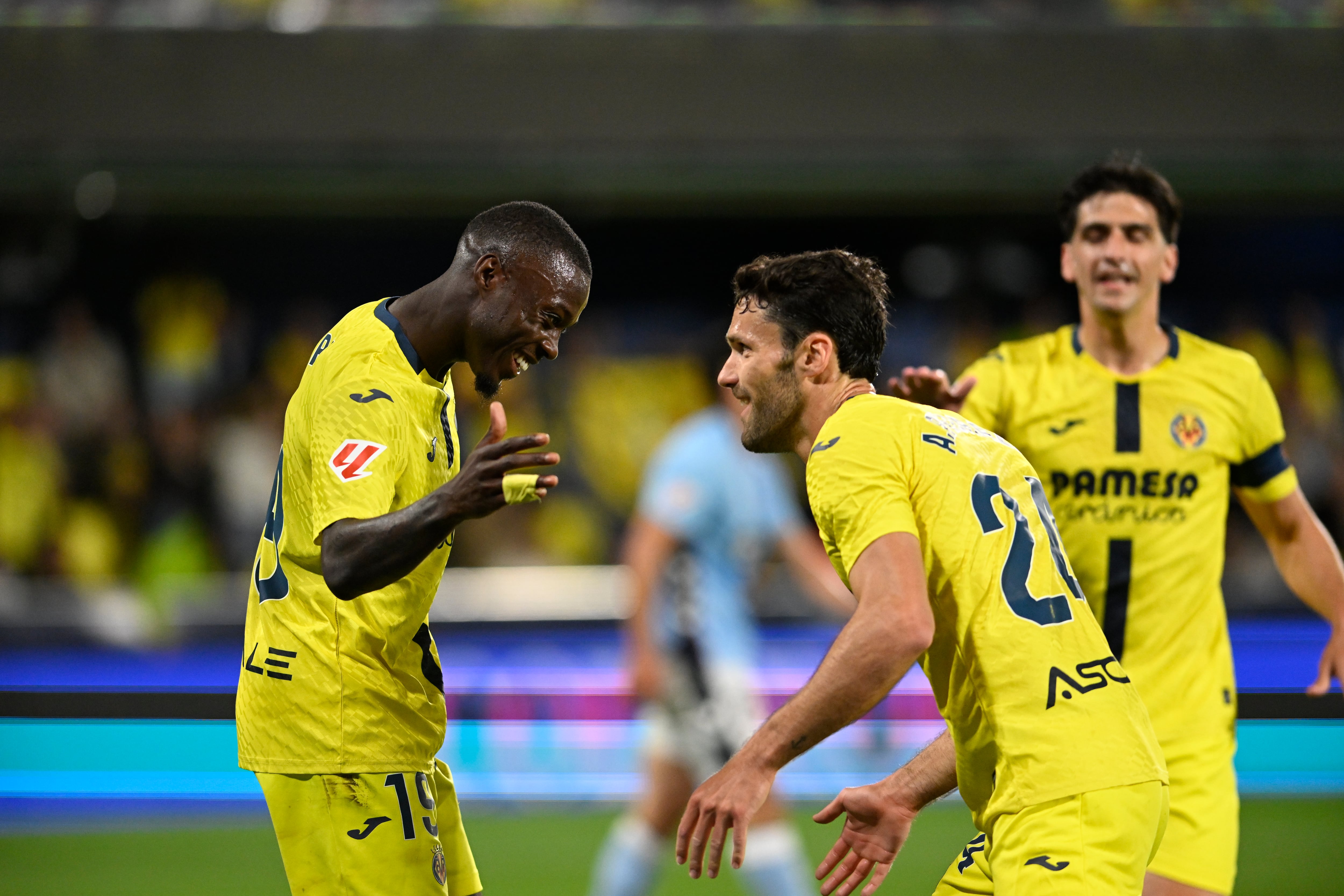 VILLARREAL, 26/04/2026.- En centrocampista marfileño del Villarreal Nicolas Pepe (i) celebra su gol, segundo del equipo ante el Celta, durante el encuentro de la jornada 32 de LaLiga que Villarreal CF y Celta de Vigo disputan este domingo en el estadio de La Cerámica. EFE/Andreu Esteban