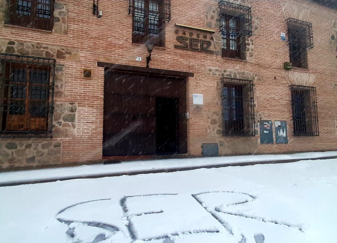 Reciente imagen de la fachada de SER Toledo durante el temporal Filomena